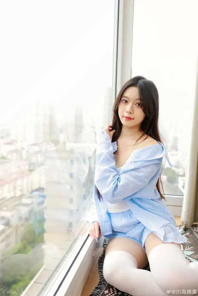 猫咪在平板电脑前使用app